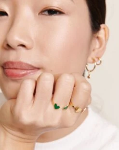 La Bague Billie - Dorée à L'or Fin 24 Carats -Bijoux Magasin PERMANENT BIJOUXVERTS BagueBillieVert BagueBillieDoree emoiemoi D1 LOOK 04 323web fceb9c9d 0bf1 4475 9e18 ed7fa395848a