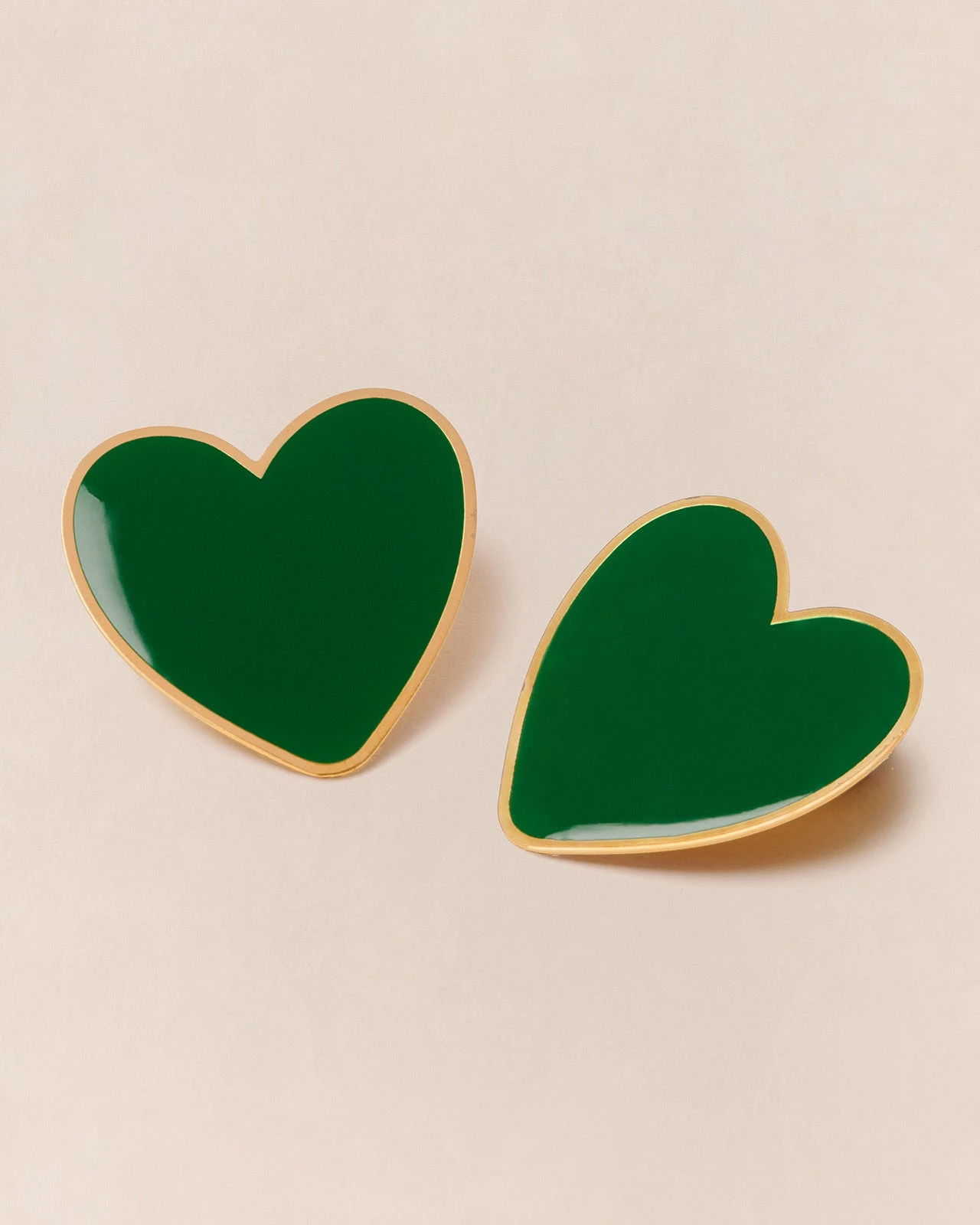 Les Boucles D'oreilles Big Love Grand Cœur Vert - Dorées à L'or Fin 24 Carats 4 Les Boucles D'oreilles Big Love Grand Cœur Vert - Dorées à L'or Fin 24 Carats – Image 2