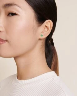 Les Boucles D'oreilles Céleste Petit Cœur Vert - Dorées à L'or Fin 24 Carats 12 Les Boucles D'oreilles Céleste Petit Cœur Vert - Dorées à L'or Fin 24 Carats -Bijoux Magasin PERMANENT BIJOUXVERTS Boucled oreilleCelesteVerte emoiemoi D1 LOOK 14 914web