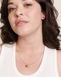 La Médaille Initiale Manoa - Rouge Et Dorée à L'or Fin 24 Carats - 10mm 24 La Médaille Initiale Manoa - Rouge Et Dorée à L'or Fin 24 Carats - 10mm -Bijoux Magasin PERMANENT COMPOBIJOUX MedailleCoeurManonRouge MedailleinitialeManoaC Chaineboules50cm Boucled oreilleCelesterouge emoiemoi D1 LOOK 10 689web