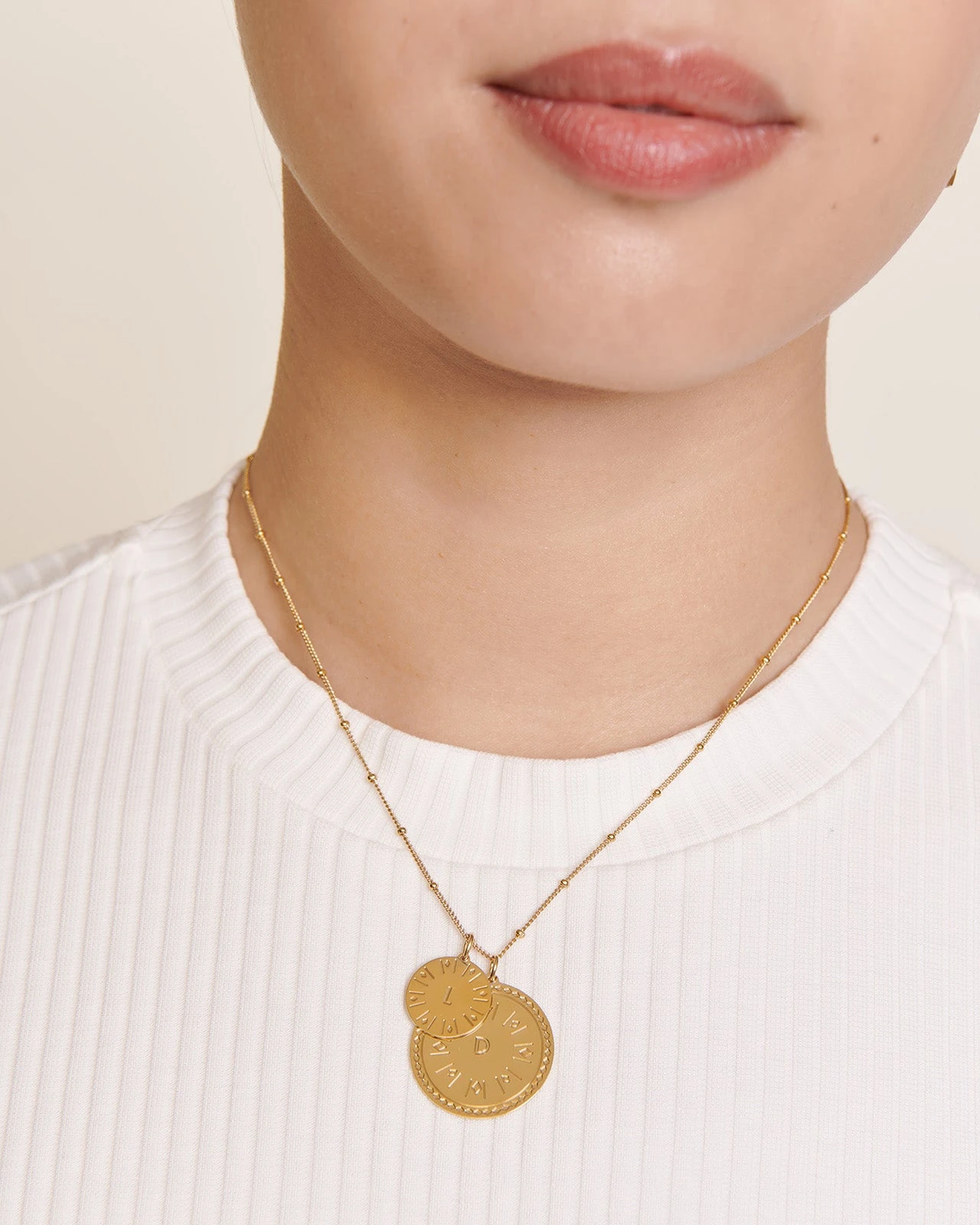 La Médaille Initiale - Dorée à L'or Fin 24 Carats - 15mm 4 La Médaille Initiale - Dorée à L'or Fin 24 Carats - 15mm – Image 2