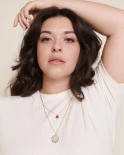 La Médaille Initiale Madeleine - Nacre - 22mm -Bijoux Magasin PERMANENT COMPOBIJOUXNACRES MedailleinitialeMadeleine20mmM medailleManoa coeurmanonrouge chaineboules50cm chainesimple60cm emoiemoi D1 LOOK 16 991web