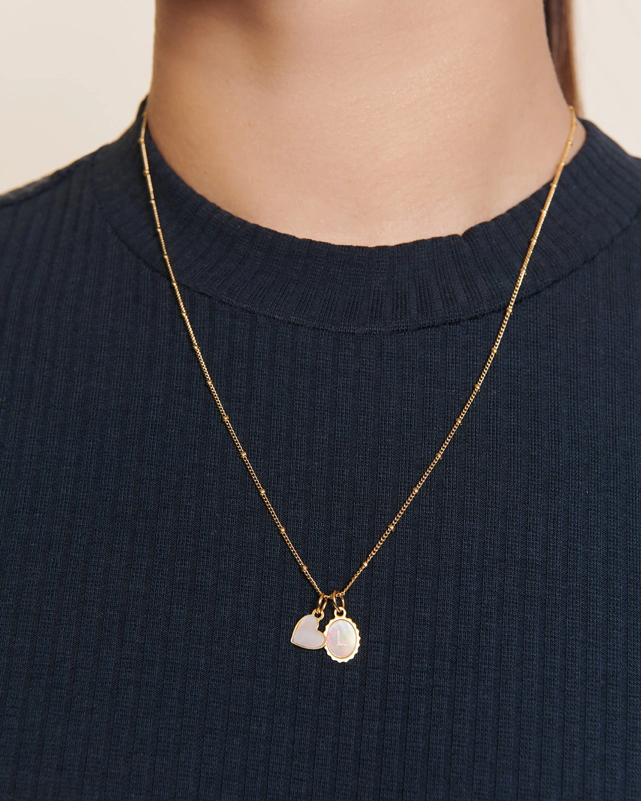 La Médaille Initiale Marguerite - Nacre - 8mm 8 La Médaille Initiale Marguerite - Nacre - 8mm – Image 6