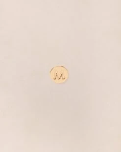 La Boucle D'oreille Initiale Bonnie - Dorée à L'or Fin 24 Carats -Bijoux Magasin PERMANENTS BIJOUXDORES Boucled oreilleBonnieinitialeM emoiemoi 601web