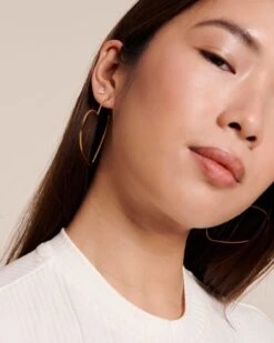 Les Créoles Grands Cœurs - Dorées à L'or Fin 24 Carats -Bijoux Magasin PERMANENTS BIJOUXDORES CreolesGrandsCoeurs Bouclesd oreillecelesterose RobeRoxaneivoireemoiemoi 01 26web 5016eb5d cd26 47e9 98de 59d4a00d8c07