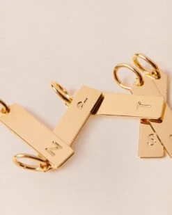 La Médaille Initiale Baguette - Dorée à L'or Fin 24 Carats - 15mm -Bijoux Magasin PERMANENTS BIJOUXDORES MedaillebaguetteinitialeMix emoiemoi 808web