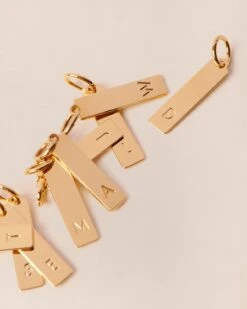 La Médaille Initiale Baguette - Dorée à L'or Fin 24 Carats - 15mm -Bijoux Magasin PERMANENTS BIJOUXDORES MedaillebaguetteinitialeMix emoiemoi 812web