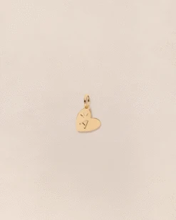 La Médaille Initiale Cœur - Dorée à L'or Fin 24 Carats - 10mm 26 La Médaille Initiale Cœur - Dorée à L'or Fin 24 Carats - 10mm -Bijoux Magasin PERMANENTS BIJOUXDORES MedailleinitialeMary10mm emoiemoi 034web