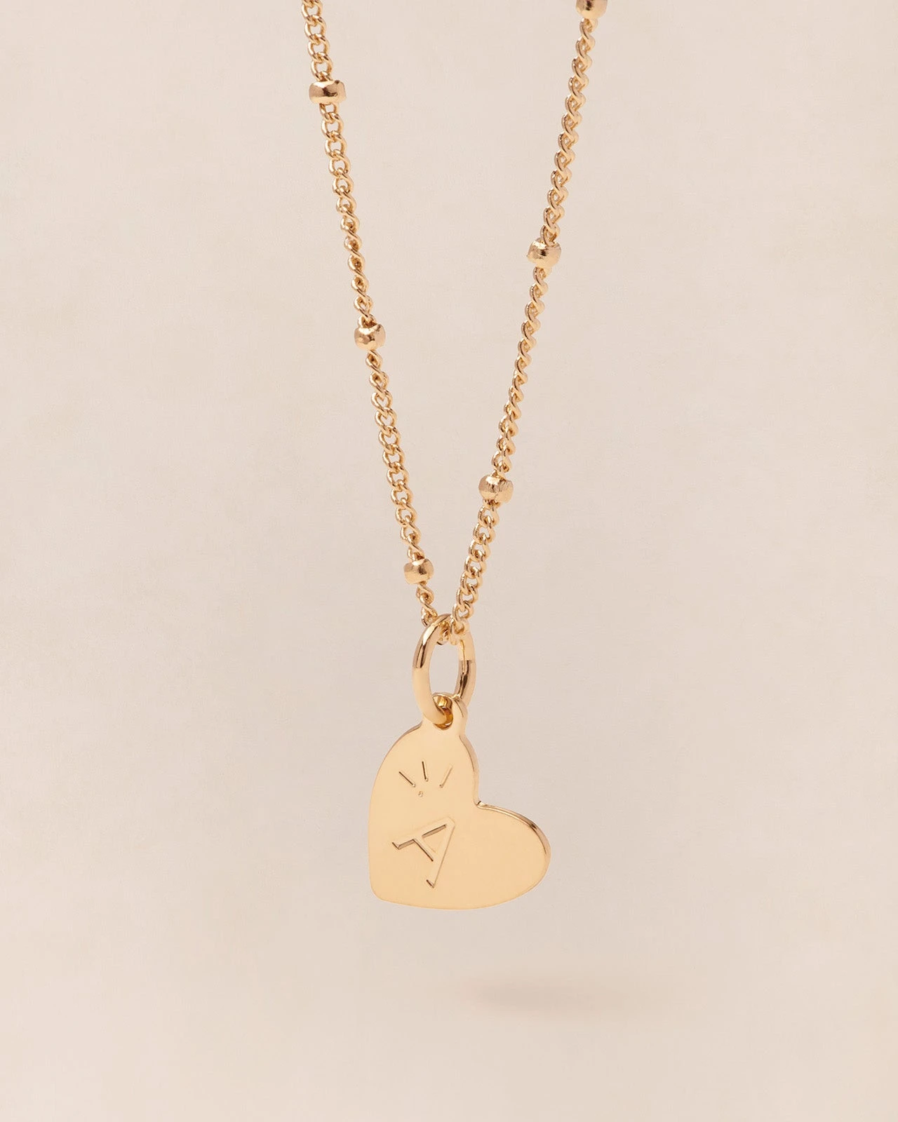 La Médaille Initiale Cœur - Dorée à L'or Fin 24 Carats - 10mm 4 La Médaille Initiale Cœur - Dorée à L'or Fin 24 Carats - 10mm – Image 2