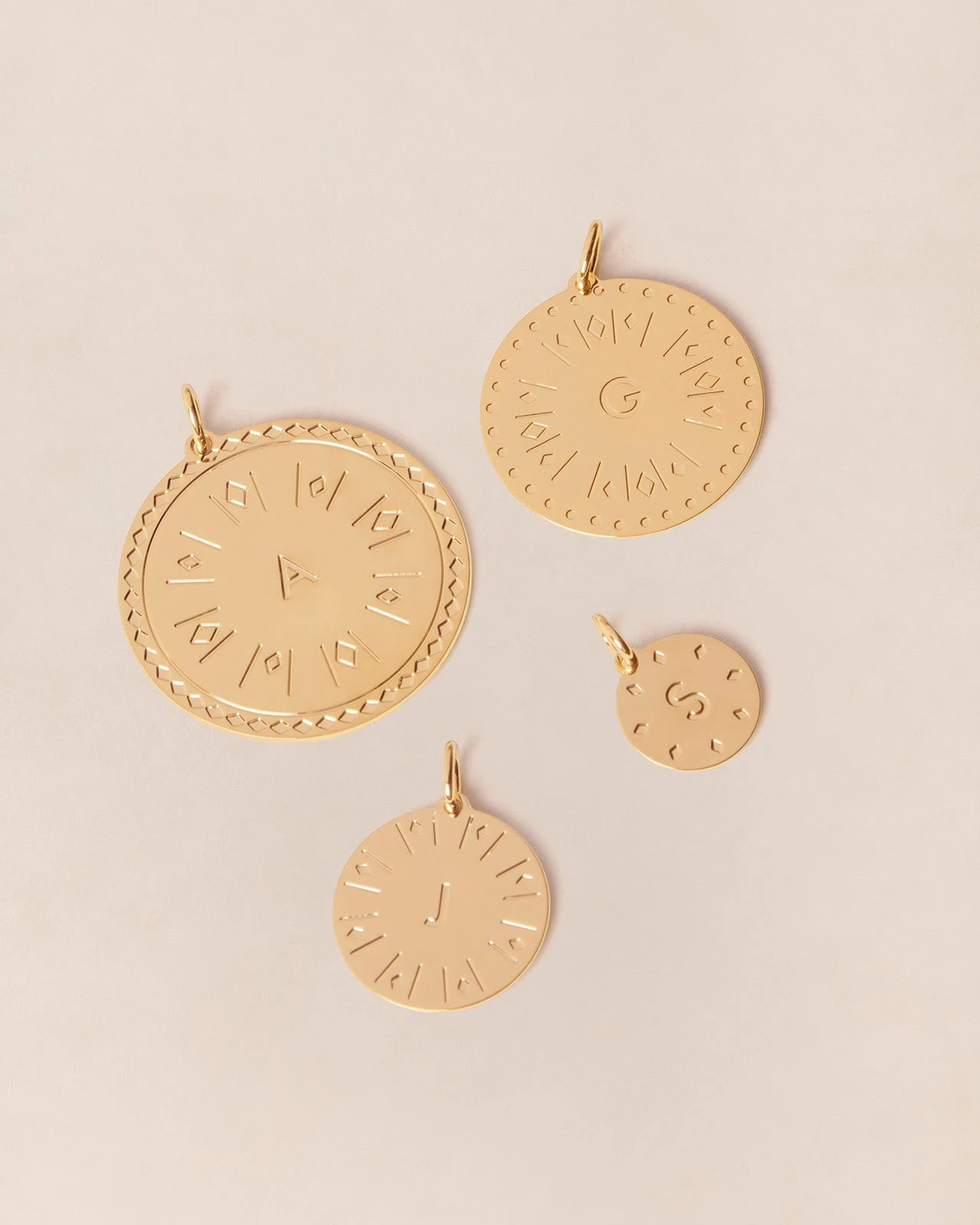 La Médaille Initiale - Dorée à L'or Fin 24 Carats - 15mm 21 La Médaille Initiale - Dorée à L'or Fin 24 Carats - 15mm – Image 19