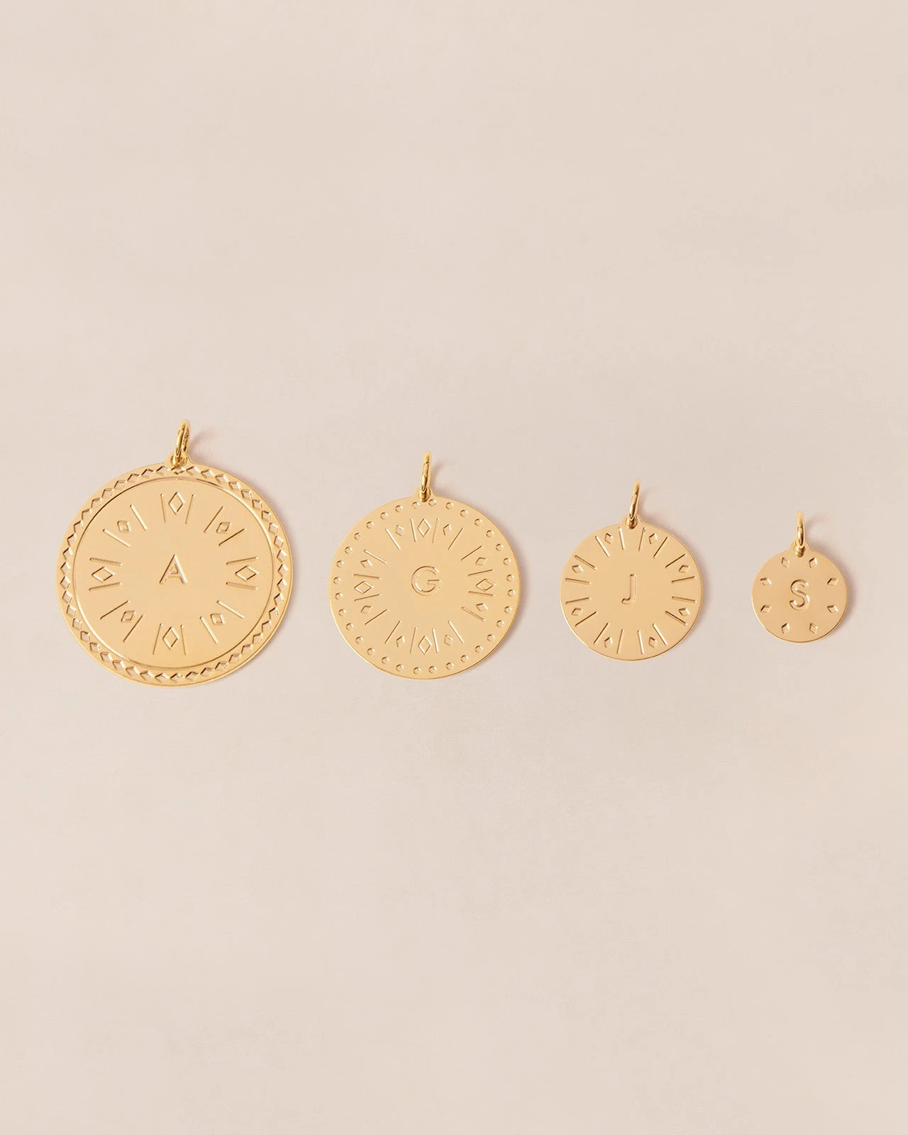 La Médaille Initiale - Dorée à L'or Fin 24 Carats - 20mm 13 La Médaille Initiale - Dorée à L'or Fin 24 Carats - 20mm – Image 11