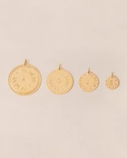 La Médaille Initiale - Dorée à L'or Fin 24 Carats - 15mm 38 La Médaille Initiale - Dorée à L'or Fin 24 Carats - 15mm -Bijoux Magasin PERMANENTS BIJOUXDORES Medaillerondeinitiale10 15 20 25mmMix emoiemoi 899web b18bbb91 7116 4d3d b685 c025ee984731