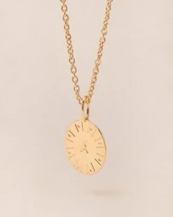 La Médaille Initiale - Dorée à L'or Fin 24 Carats - 15mm 24 La Médaille Initiale - Dorée à L'or Fin 24 Carats - 15mm -Bijoux Magasin PERMANENTS BIJOUXDORES Medaillerondeinitiale15mmA emoiemoi 1458web