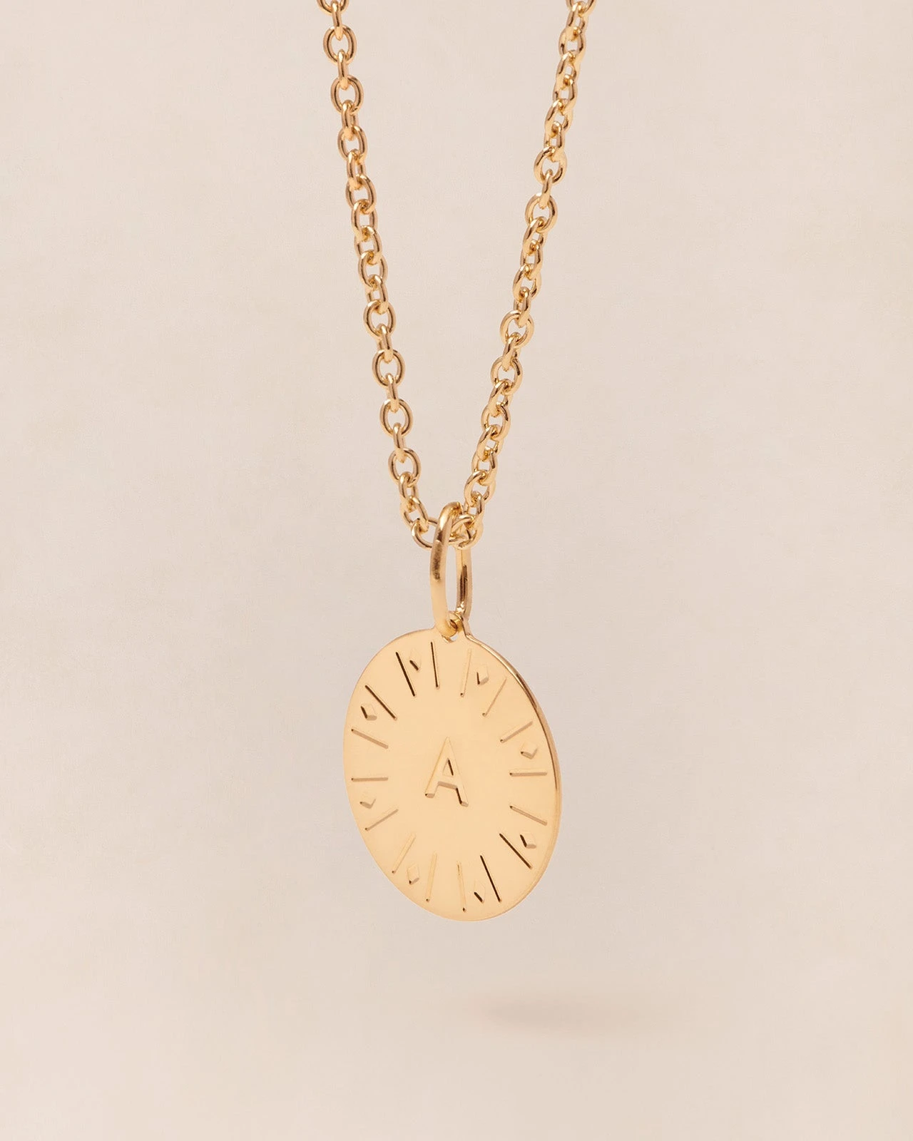 La Médaille Initiale - Dorée à L'or Fin 24 Carats - 15mm 5 La Médaille Initiale - Dorée à L'or Fin 24 Carats - 15mm – Image 3