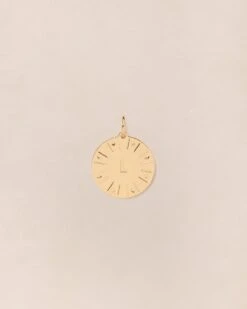 La Médaille Initiale - Dorée à L'or Fin 24 Carats - 15mm 34 La Médaille Initiale - Dorée à L'or Fin 24 Carats - 15mm -Bijoux Magasin PERMANENTS BIJOUXDORES Medaillerondeinitiale15mmL emoiemoi 195web