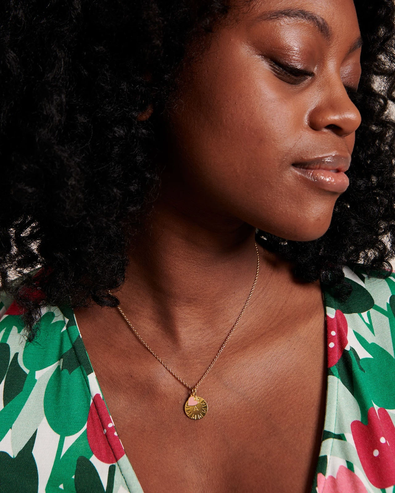 La Médaille Initiale - Dorée à L'or Fin 24 Carats - 15mm 10 La Médaille Initiale - Dorée à L'or Fin 24 Carats - 15mm – Image 8