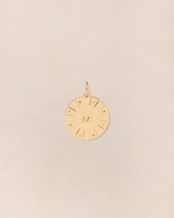 La Médaille Initiale - Dorée à L'or Fin 24 Carats - 15mm 30 La Médaille Initiale - Dorée à L'or Fin 24 Carats - 15mm -Bijoux Magasin PERMANENTS BIJOUXDORES Medaillerondeinitiale15mmM emoiemoi 193web