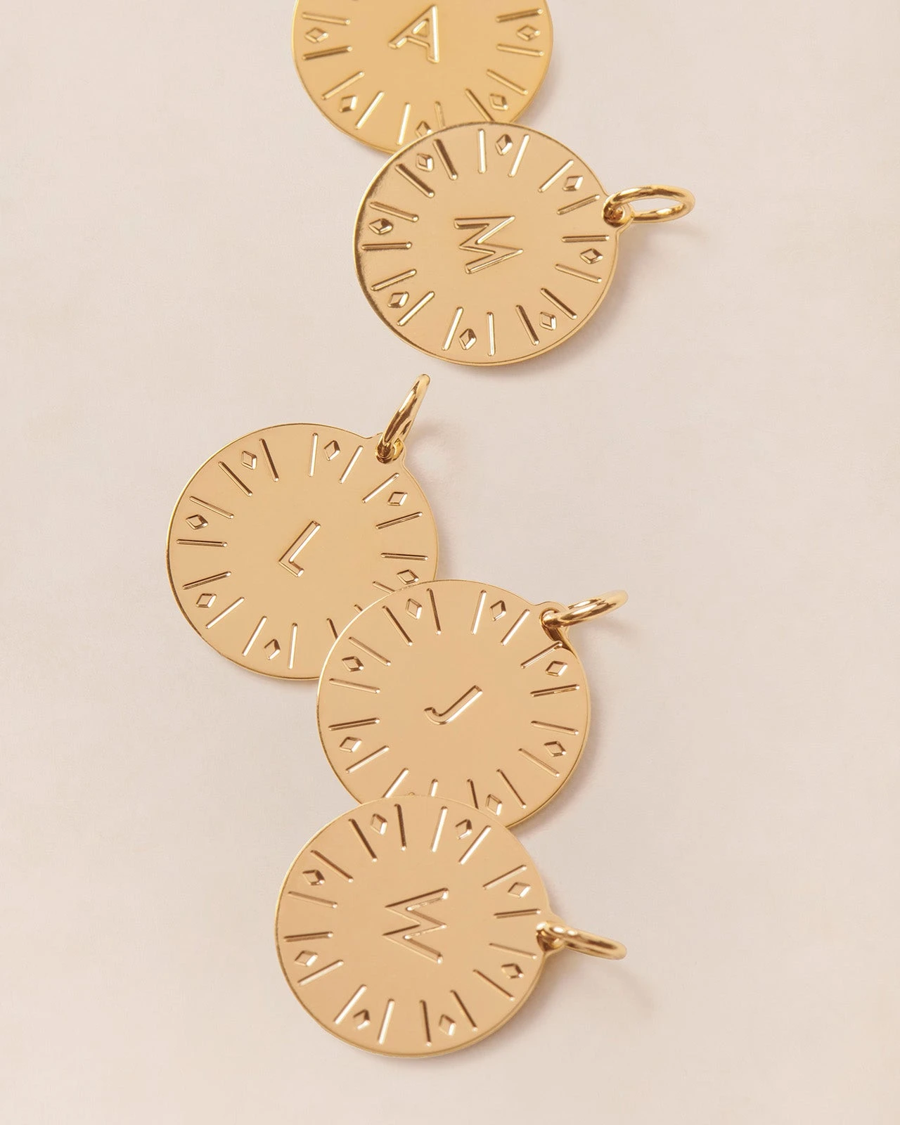 La Médaille Initiale - Dorée à L'or Fin 24 Carats - 15mm 8 La Médaille Initiale - Dorée à L'or Fin 24 Carats - 15mm – Image 6