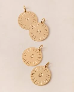 La Médaille Initiale - Dorée à L'or Fin 24 Carats - 15mm 28 La Médaille Initiale - Dorée à L'or Fin 24 Carats - 15mm -Bijoux Magasin PERMANENTS BIJOUXDORES Medaillerondeinitiale15mmMix emoiemoi 862web b51d5046 d7c9 4414 8a29 56d3c38e8b5d