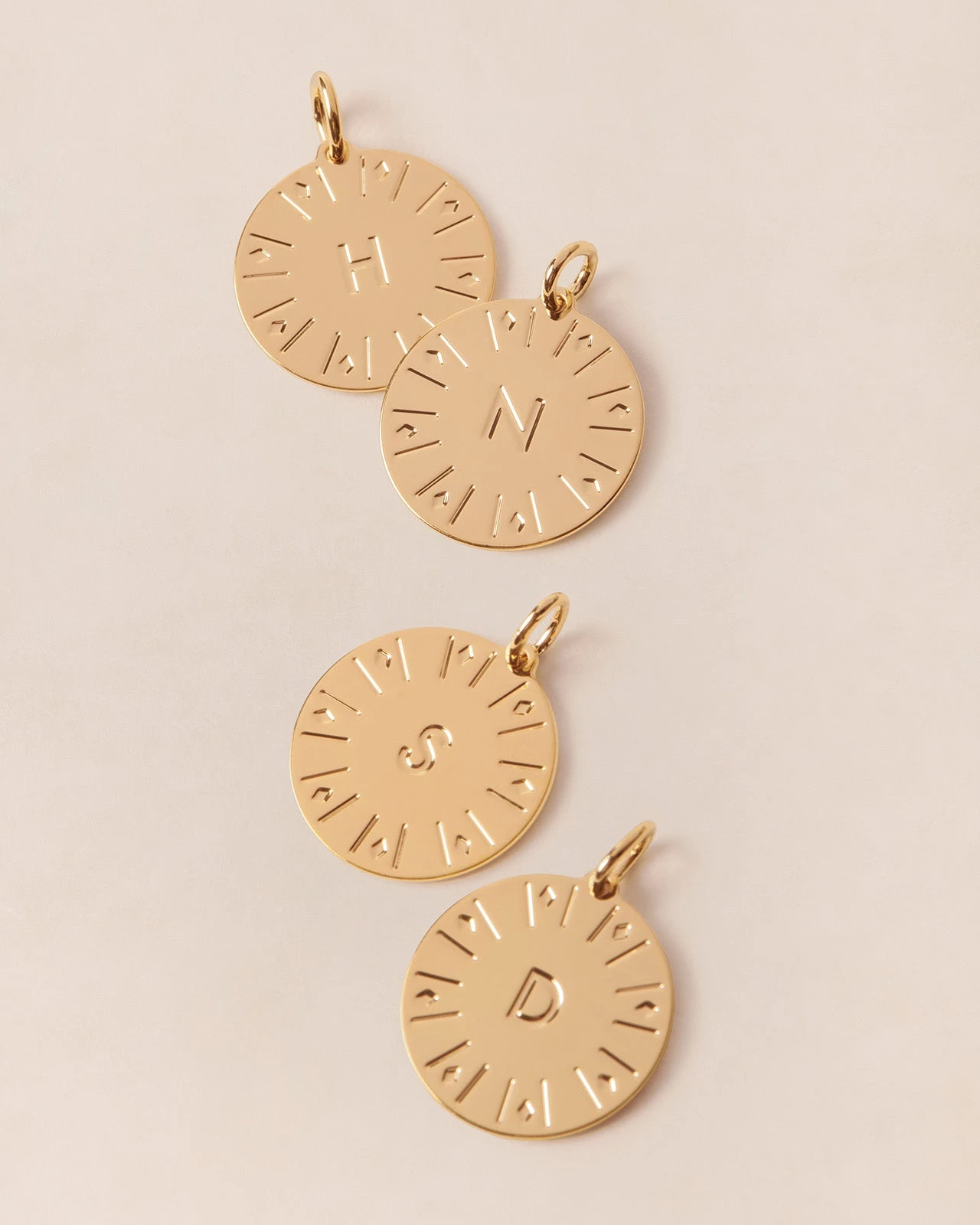 La Médaille Initiale - Dorée à L'or Fin 24 Carats - 15mm 9 La Médaille Initiale - Dorée à L'or Fin 24 Carats - 15mm – Image 7
