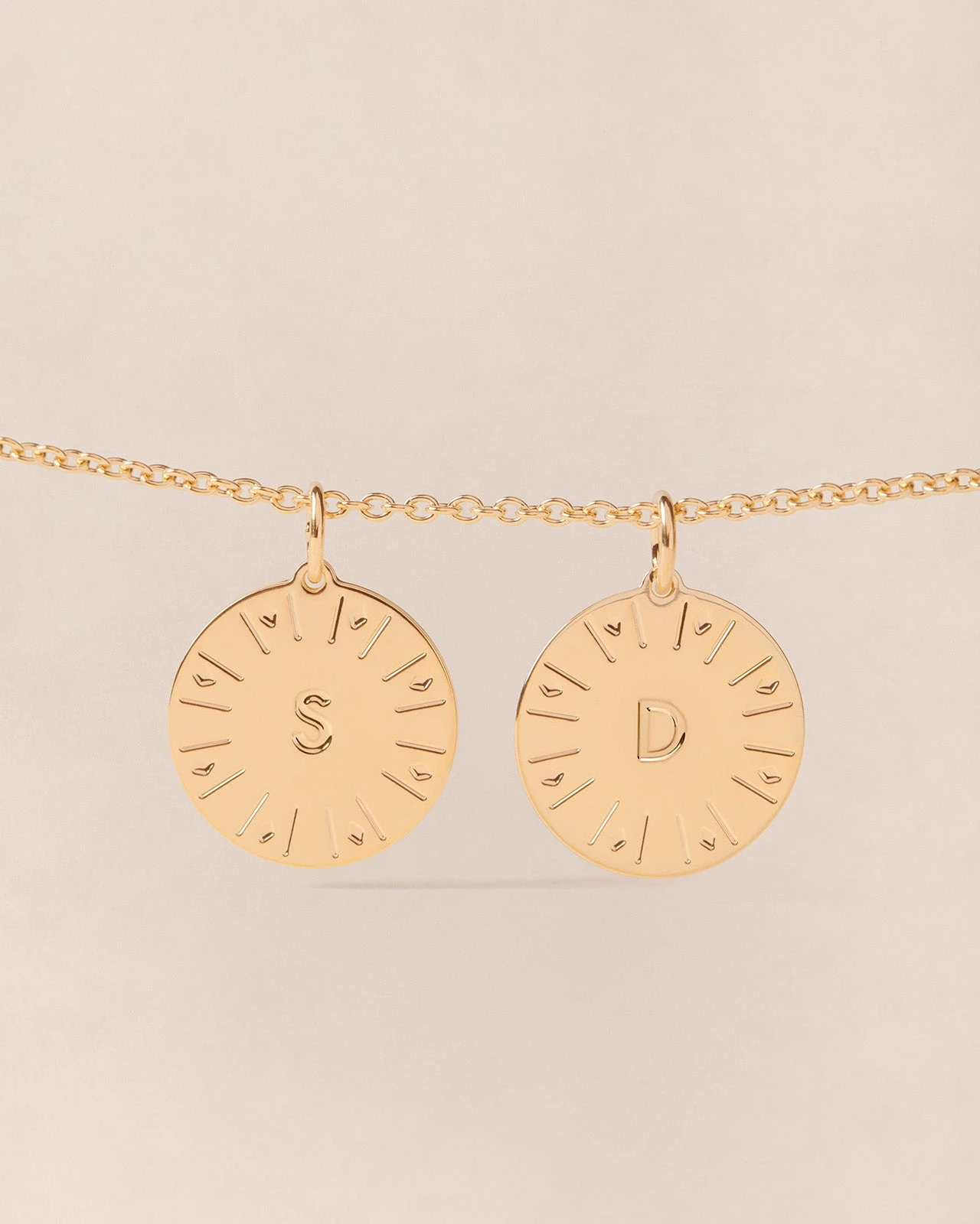 La Médaille Initiale - Dorée à L'or Fin 24 Carats - 15mm 6 La Médaille Initiale - Dorée à L'or Fin 24 Carats - 15mm – Image 4