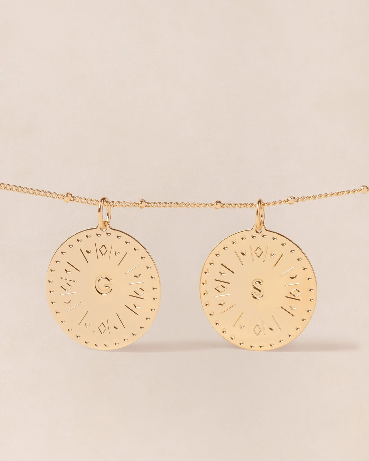 La Médaille Initiale - Dorée à L'or Fin 24 Carats - 20mm 10 La Médaille Initiale - Dorée à L'or Fin 24 Carats - 20mm – Image 8