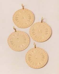 La Médaille Initiale - Dorée à L'or Fin 24 Carats - 20mm 22 La Médaille Initiale - Dorée à L'or Fin 24 Carats - 20mm -Bijoux Magasin PERMANENTS BIJOUXDORES Medaillerondeinitiale20mmMix emoiemoi 851web