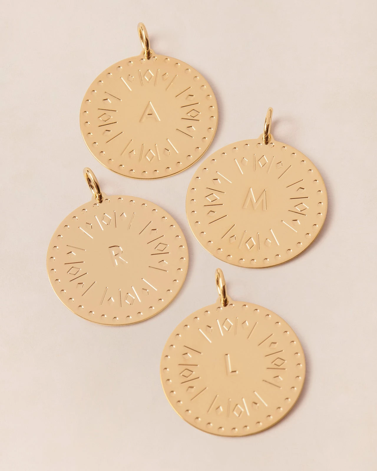 La Médaille Initiale - Dorée à L'or Fin 24 Carats - 20mm 8 La Médaille Initiale - Dorée à L'or Fin 24 Carats - 20mm – Image 6