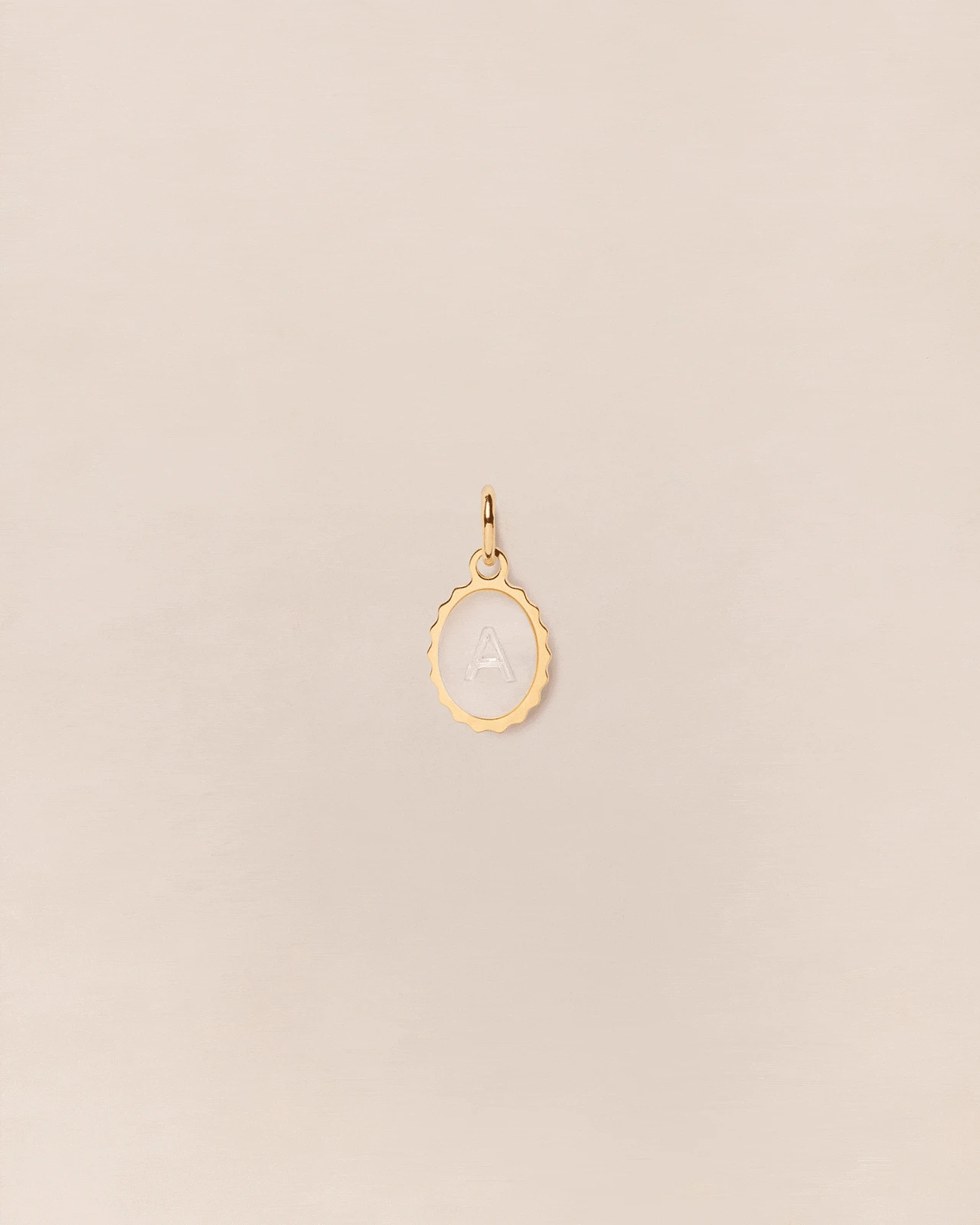 La Médaille Initiale Marguerite - Nacre - 8mm 9 La Médaille Initiale Marguerite - Nacre - 8mm – Image 7