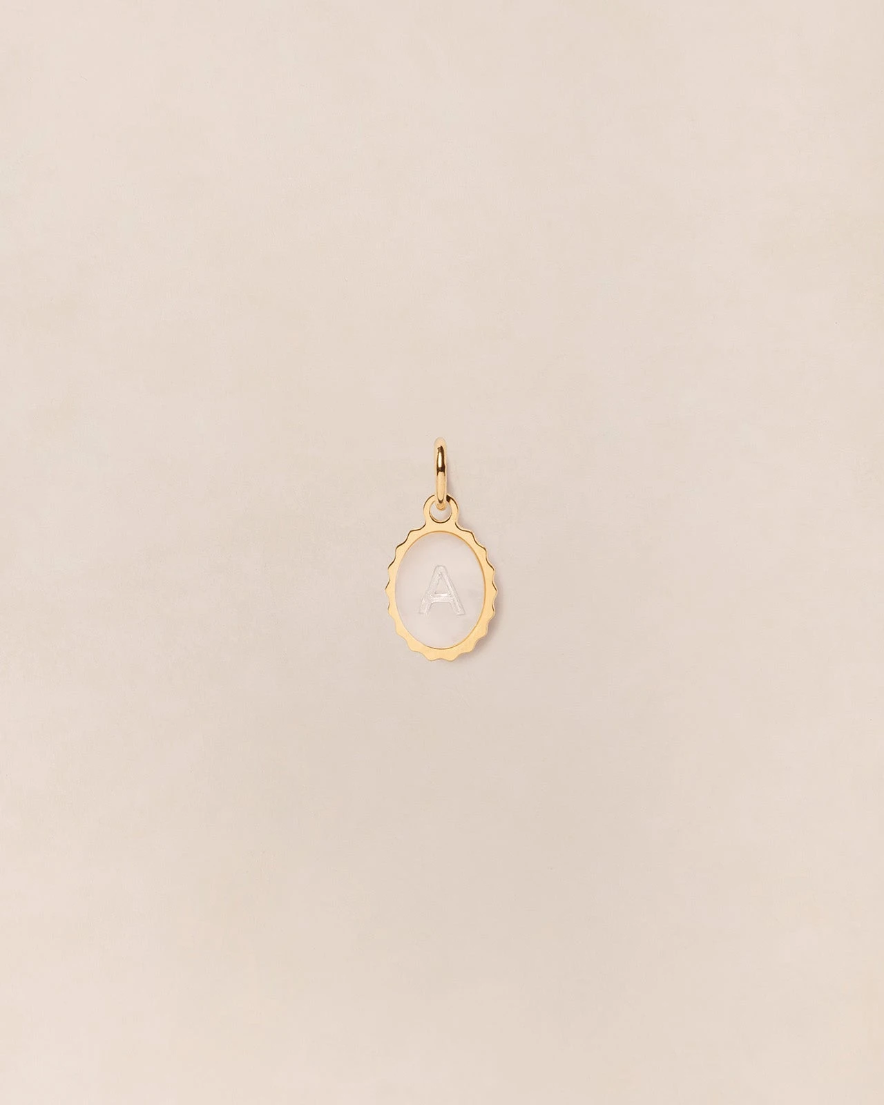 La Médaille Initiale Marguerite - Nacre - 8mm 15 La Médaille Initiale Marguerite - Nacre - 8mm – Image 13