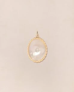 La Médaille Initiale Madeleine - Nacre - 22mm -Bijoux Magasin PERMANENTS BIJOUXNACRES MedailleinitialeC20mmnacre emoiemoi 060web