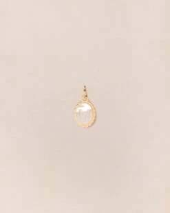 La Médaille Initiale Marguerite - Nacre - 8mm 28 La Médaille Initiale Marguerite - Nacre - 8mm -Bijoux Magasin PERMANENTS BIJOUXNACRES MedailleinitialeL10mmnacre emoiemoi 051web