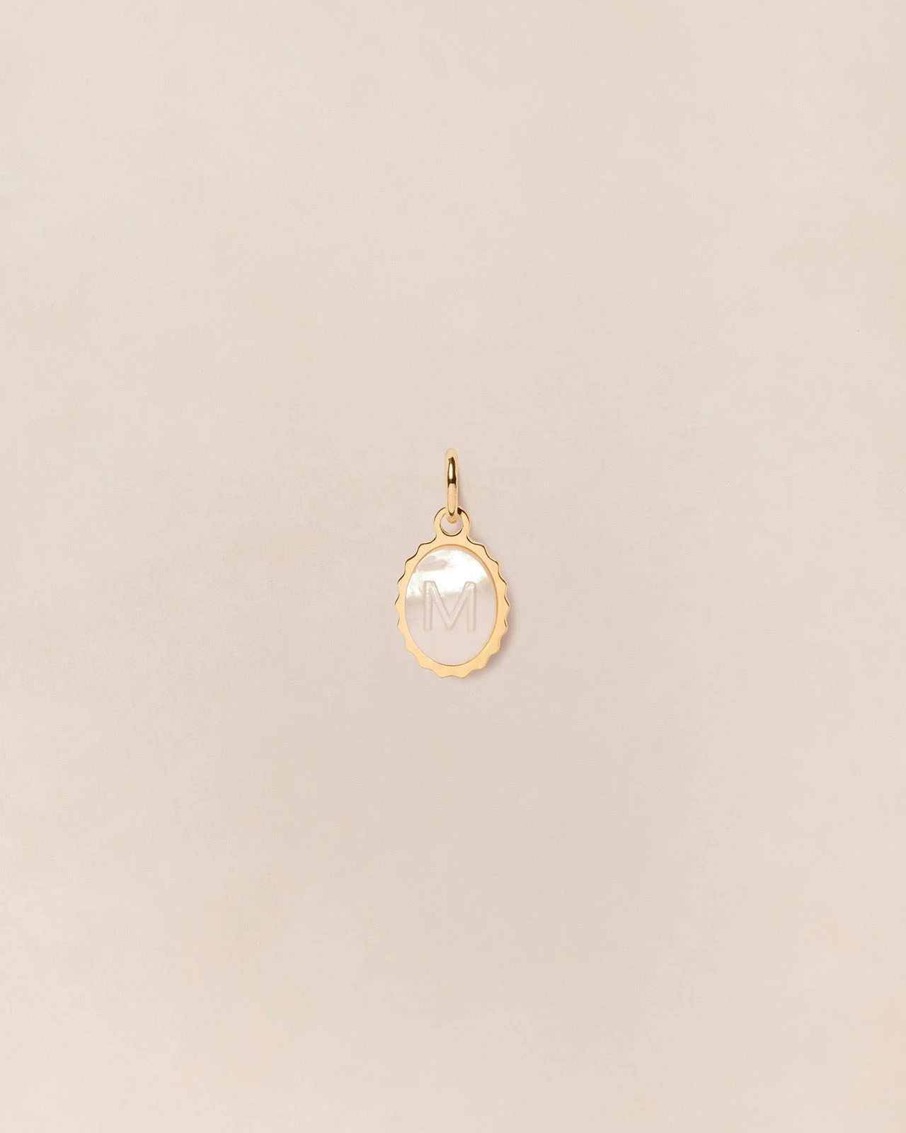 La Médaille Initiale Marguerite - Nacre - 8mm 14 La Médaille Initiale Marguerite - Nacre - 8mm – Image 12