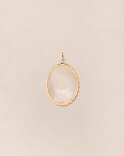 La Médaille Initiale Madeleine - Nacre - 22mm -Bijoux Magasin PERMANENTS BIJOUXNACRES MedailleinitialeM20mmnacre emoiemoi 061web