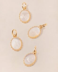 La Médaille Initiale Marguerite - Nacre - 8mm