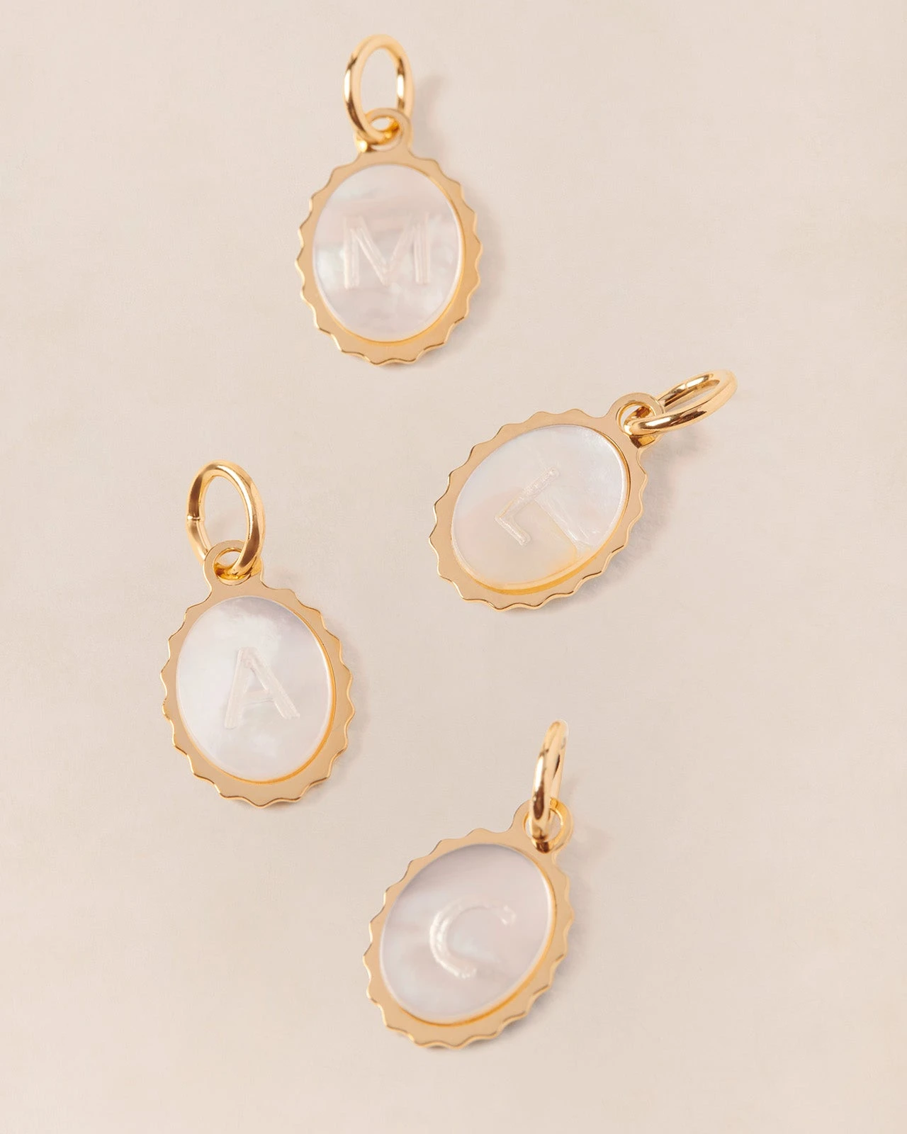 La Médaille Initiale Marguerite - Nacre - 8mm 3 La Médaille Initiale Marguerite - Nacre - 8mm