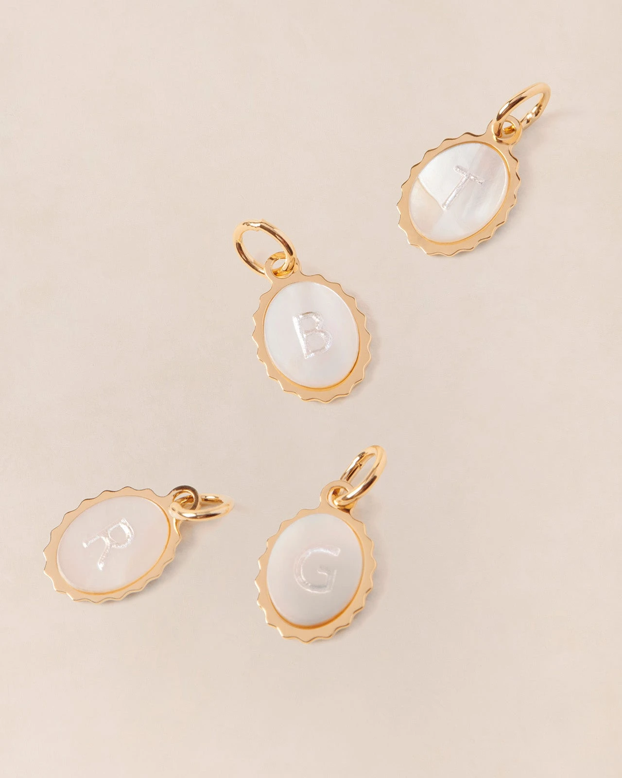 La Médaille Initiale Marguerite - Nacre - 8mm 10 La Médaille Initiale Marguerite - Nacre - 8mm – Image 8