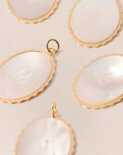 La Médaille Initiale Madeleine - Nacre - 22mm