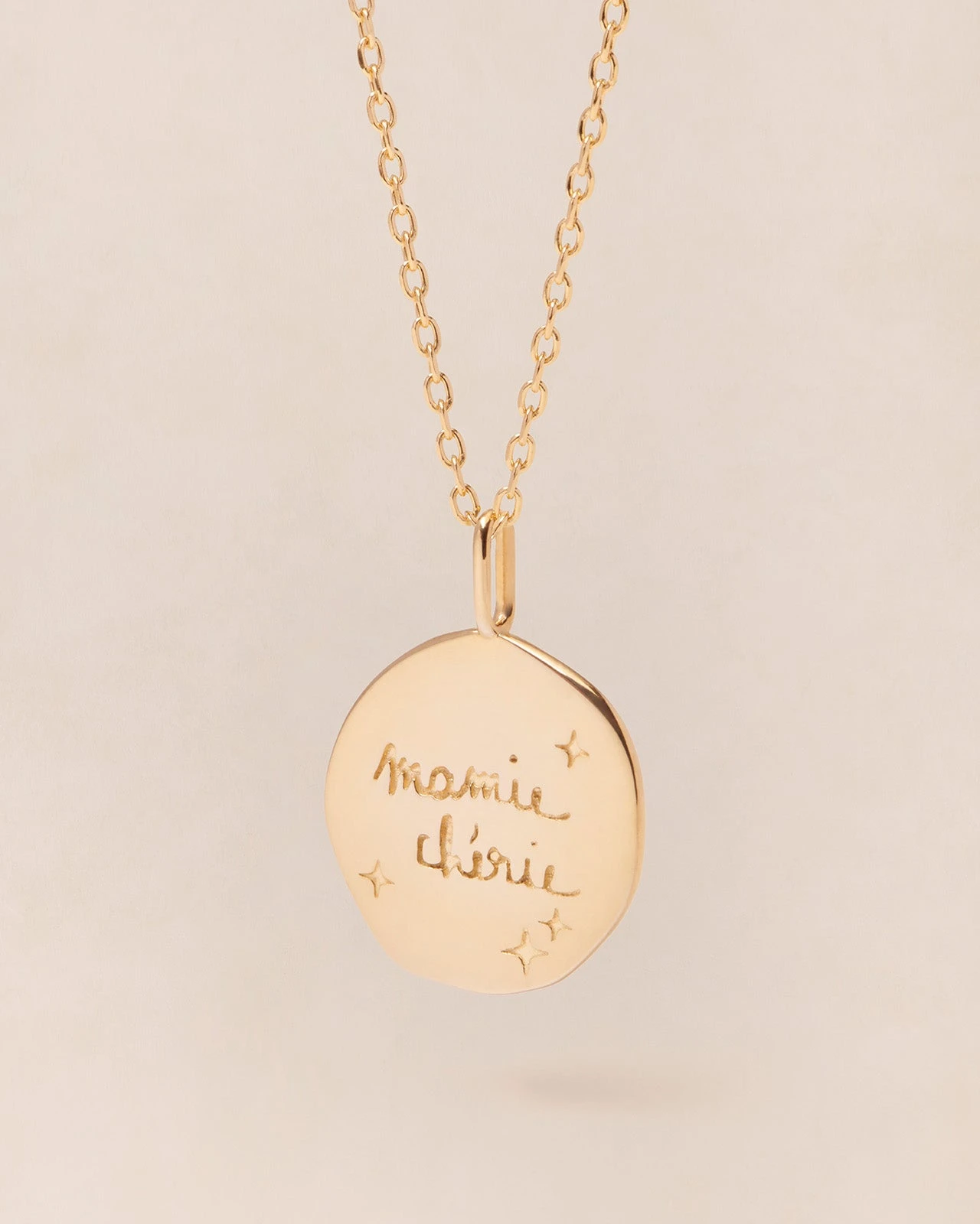 La Médaille Précieuse Mamie Chérie - 17 Mm - En Vermeil 3 La Médaille Précieuse Mamie Chérie - 17 Mm - En Vermeil