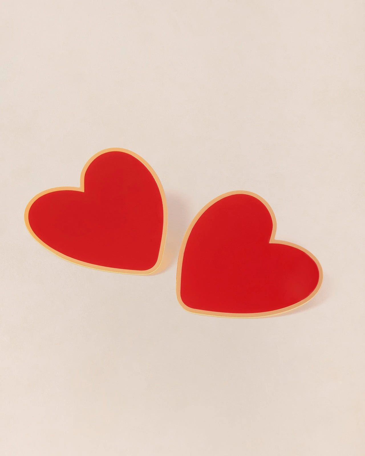 Les Boucles D'oreilles Big Love Grand Cœur Rouge - Dorées à L'or Fin 24 Carats 12 Les Boucles D'oreilles Big Love Grand Cœur Rouge - Dorées à L'or Fin 24 Carats – Image 10