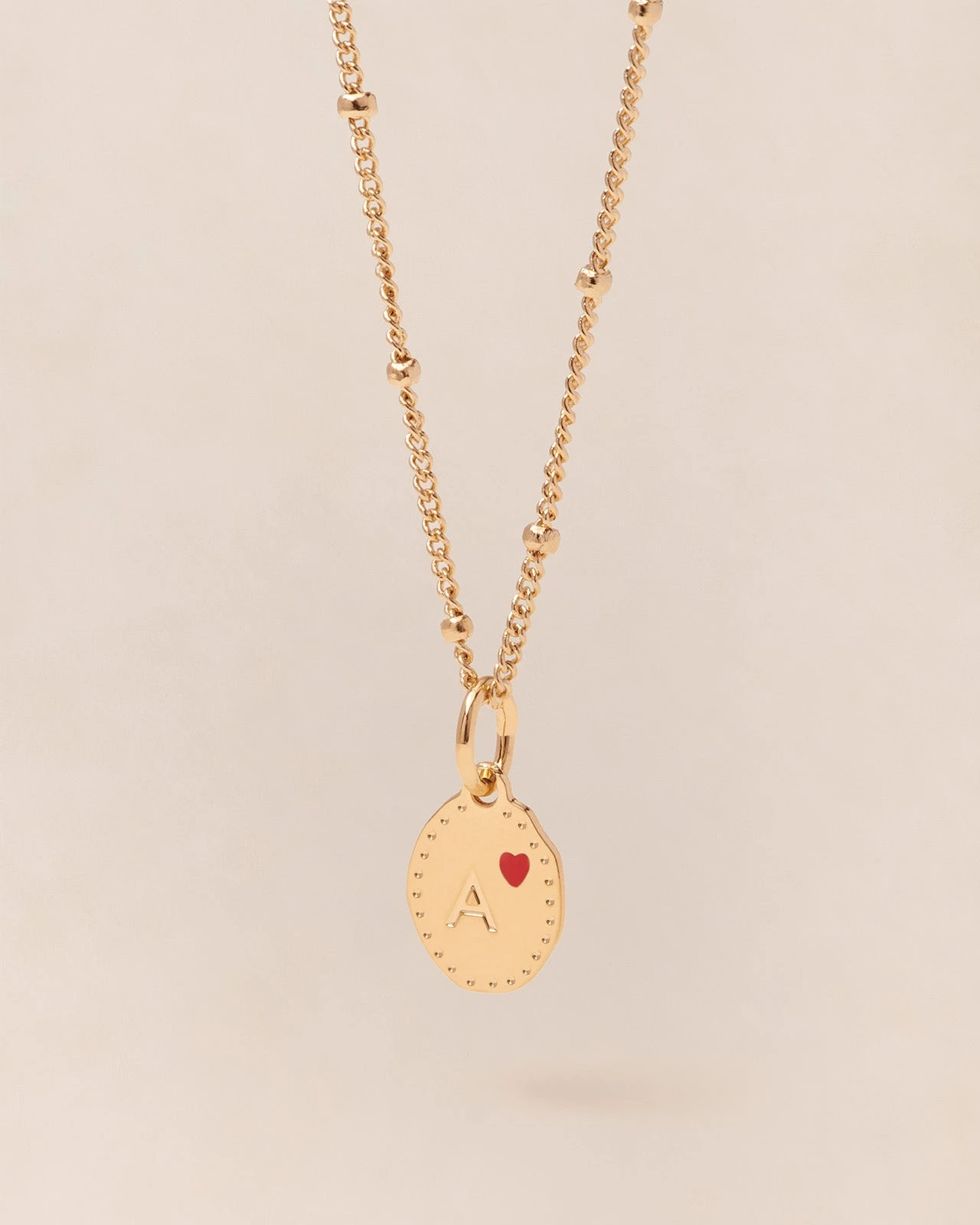 La Médaille Initiale Manoa - Rouge Et Dorée à L'or Fin 24 Carats - 10mm 5 La Médaille Initiale Manoa - Rouge Et Dorée à L'or Fin 24 Carats - 10mm – Image 3