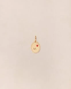 La Médaille Initiale Manoa - Rouge Et Dorée à L'or Fin 24 Carats - 10mm 32 La Médaille Initiale Manoa - Rouge Et Dorée à L'or Fin 24 Carats - 10mm -Bijoux Magasin PERMANENTS BIJOUXROUGES MedailleinitialeManoa10mmM emoiemoi 033web