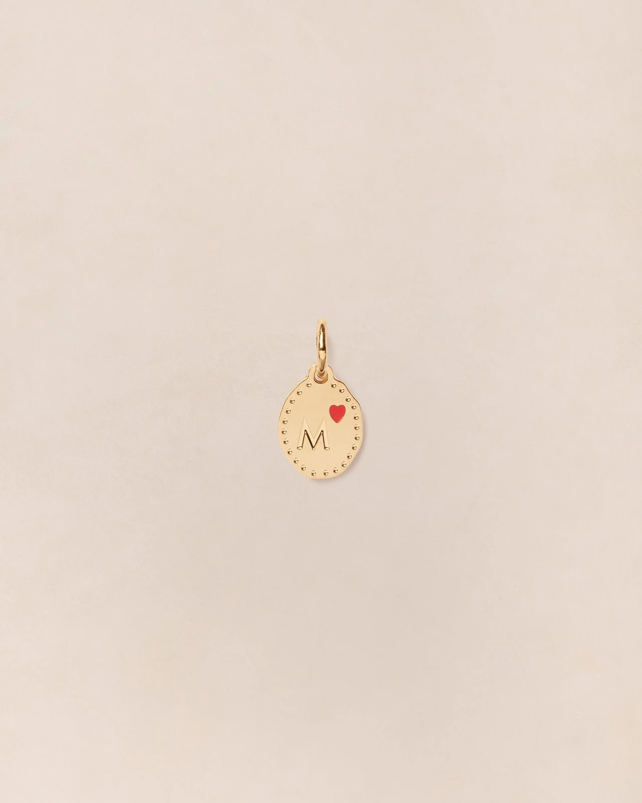 La Médaille Initiale Manoa - Rouge Et Dorée à L'or Fin 24 Carats - 10mm 15 La Médaille Initiale Manoa - Rouge Et Dorée à L'or Fin 24 Carats - 10mm – Image 13