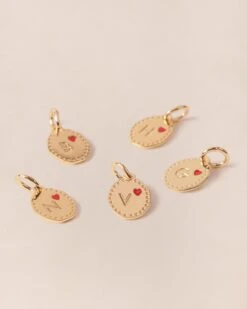 La Médaille Initiale Manoa - Rouge Et Dorée à L'or Fin 24 Carats - 10mm 27 La Médaille Initiale Manoa - Rouge Et Dorée à L'or Fin 24 Carats - 10mm -Bijoux Magasin PERMANENTS BIJOUXROUGES MedailleinitialeManoa10mmMix emoiemoi 696web