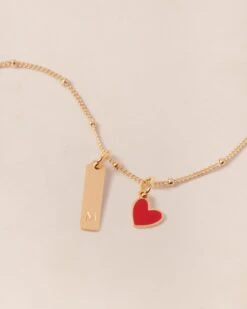 La Médaille Manon Petit Cœur Rouge - Dorée à L'or Fin 24 Carats - 7mm -Bijoux Magasin PERMANENTS COMPOBIJOUX MedaillebaguetteinitialeM MedailleCoeurManonRouge Chaineboules emoiemoi 1228HD