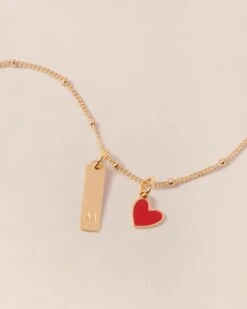 La Médaille Initiale Baguette - Dorée à L'or Fin 24 Carats - 15mm -Bijoux Magasin PERMANENTS COMPOBIJOUX MedaillebaguetteinitialeM MedailleCoeurManonRouge Chaineboules emoiemoi 1228web