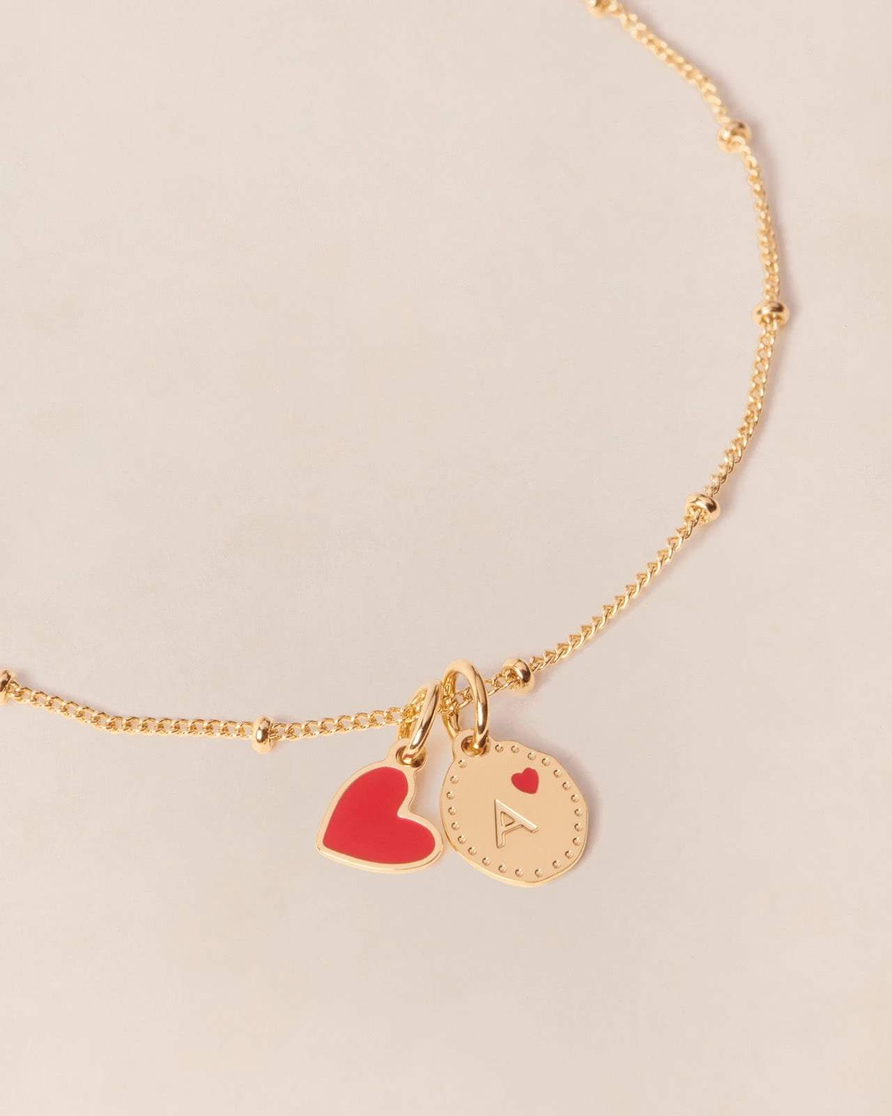 La Médaille Initiale Manoa - Rouge Et Dorée à L'or Fin 24 Carats - 10mm 6 La Médaille Initiale Manoa - Rouge Et Dorée à L'or Fin 24 Carats - 10mm – Image 4