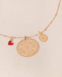 La Médaille Manon Petit Cœur Rouge - Dorée à L'or Fin 24 Carats - 7mm -Bijoux Magasin PERMANENTS COMPOBIJOUX MedailleinitialeMaryA MedailleCoeurManonRouge Medailleintiiale25mmA Chaineboules emoiemoi 1272HD