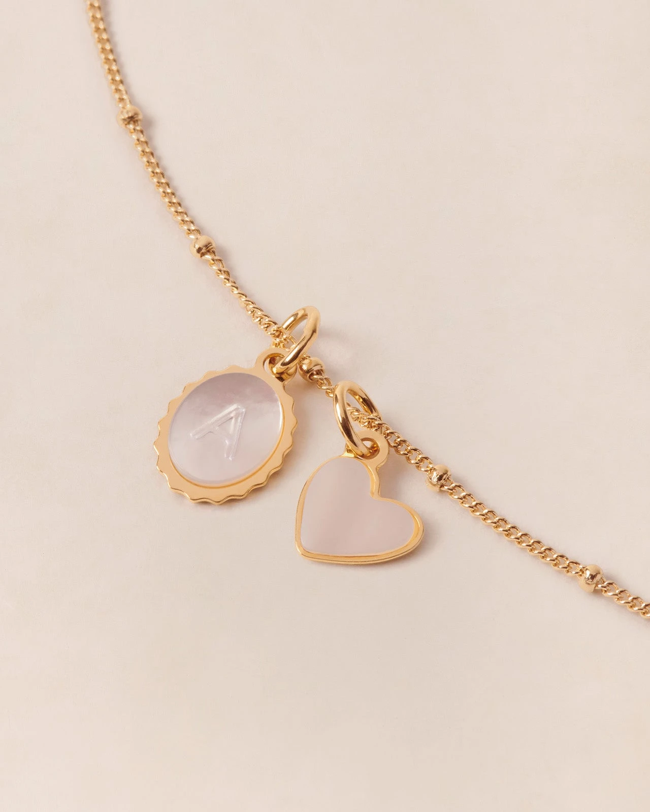 La Médaille Initiale Marguerite - Nacre - 8mm 7 La Médaille Initiale Marguerite - Nacre - 8mm – Image 5