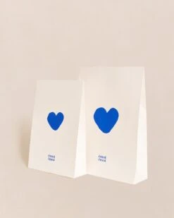 La Petite Pochette Cadeau Coeur Signature - 22 X 33 Cm - Crème 13 La Petite Pochette Cadeau Coeur Signature - 22 X 33 Cm - Crème -Bijoux Magasin Packaging Pochettecadeaugrandeetpetite emoiemoiTOPSHOT 03 0365web 0fd9a7cb 3fcb 4d2e 95ea 80b8cb35e086